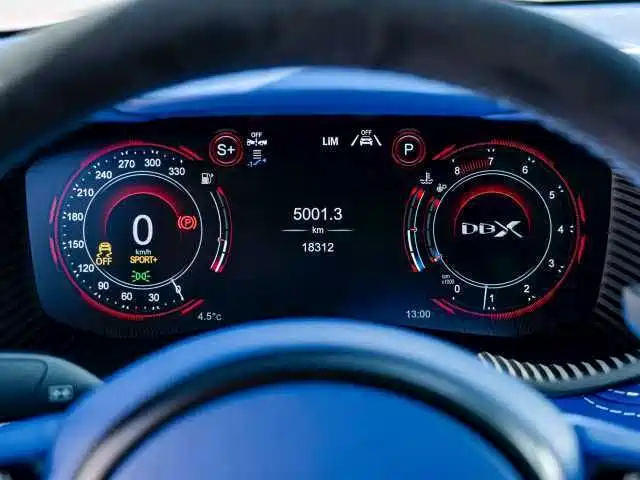 Aston Martin DBX 2021 — фото 14