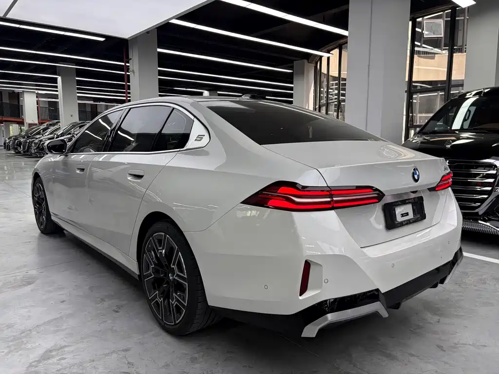 BMW 5 Series 2024 — фото 17