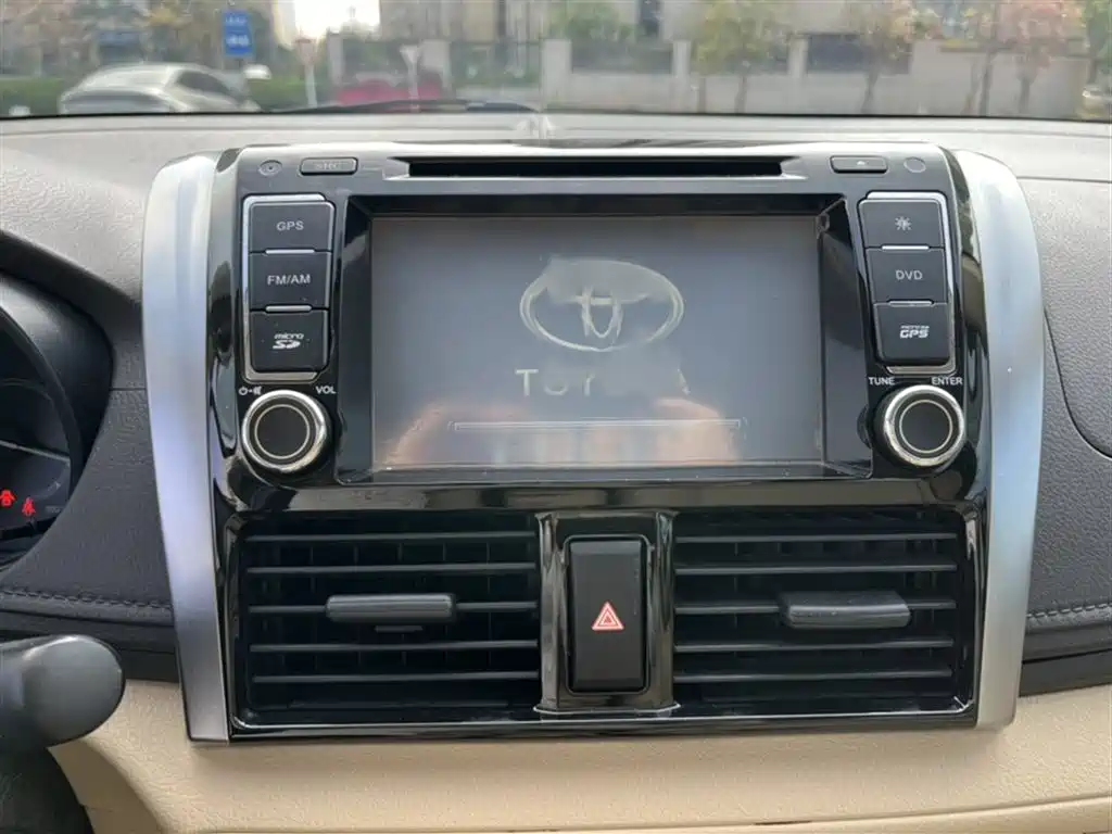 Toyota Yaris L 2015 — фото 18