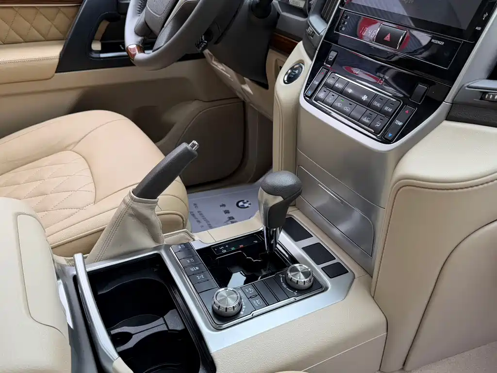 Toyota Land Cruiser 2018 — фото 12