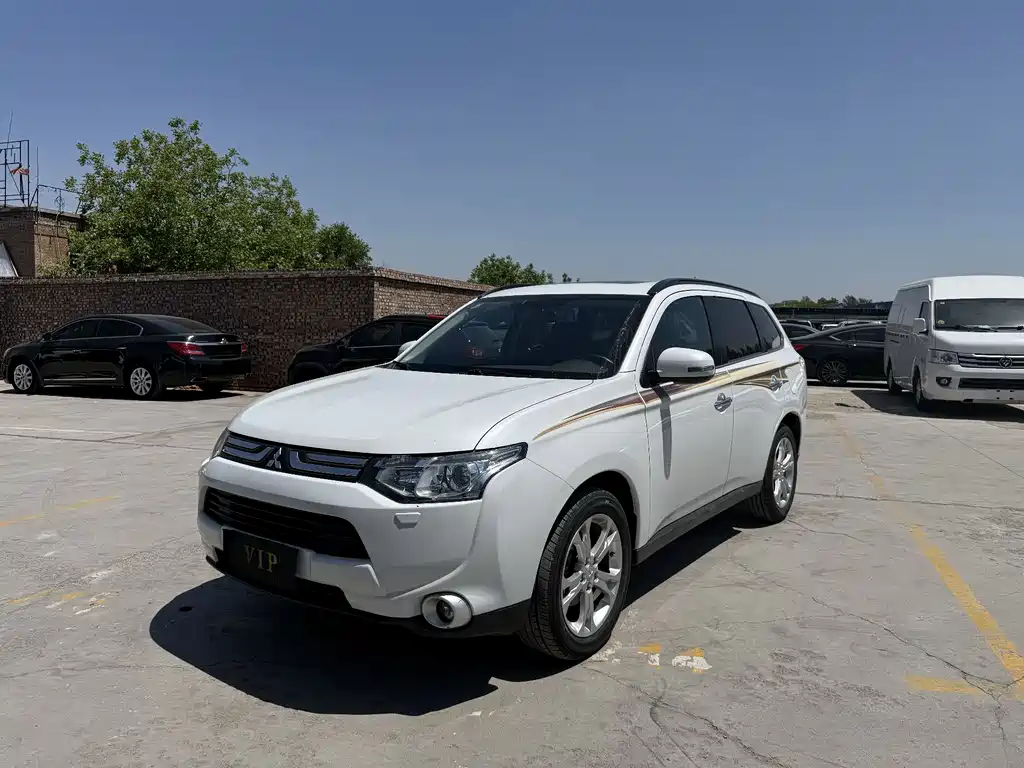 Mitsubishi Outlander 2014 — фото 1
