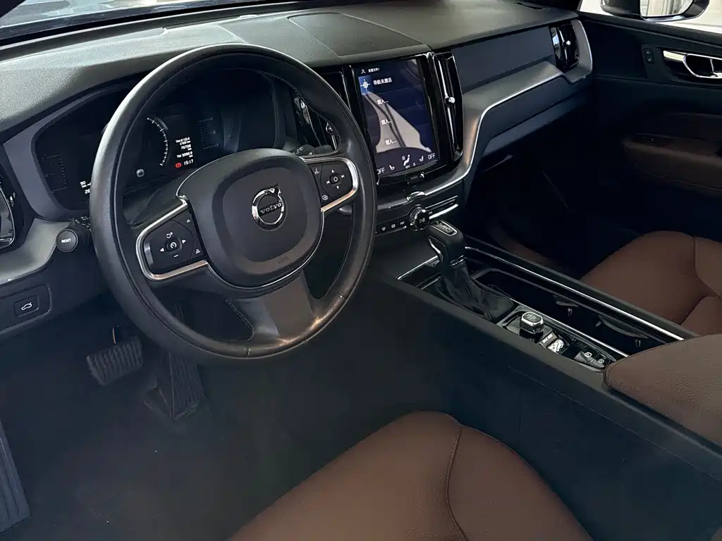 Volvo XC60 2020 — фото 11