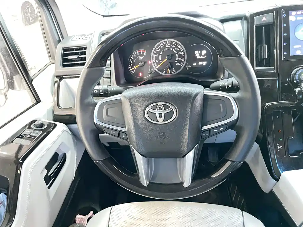 Toyota Hiace 2024 — фото 18