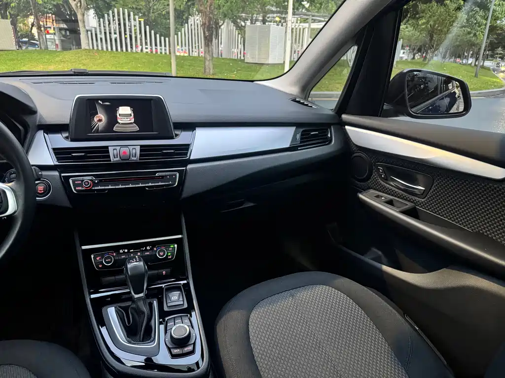 BMW 2 Series Station Wagon 2017 — фото 15