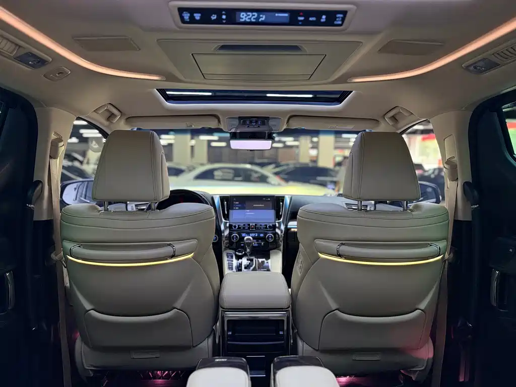 Toyota Alphard 2023 — фото 33