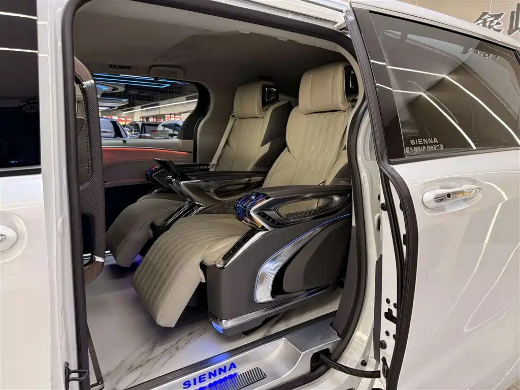 Toyota Sienna 2023 — фото 10