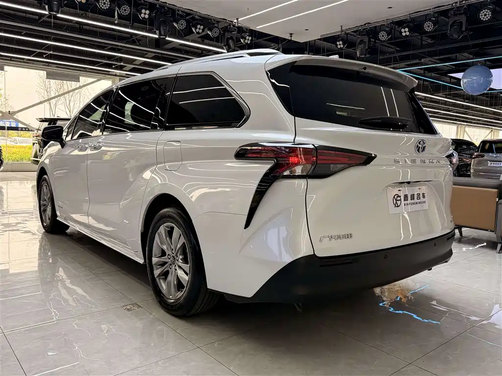 Toyota Sienna 2023 — фото 26