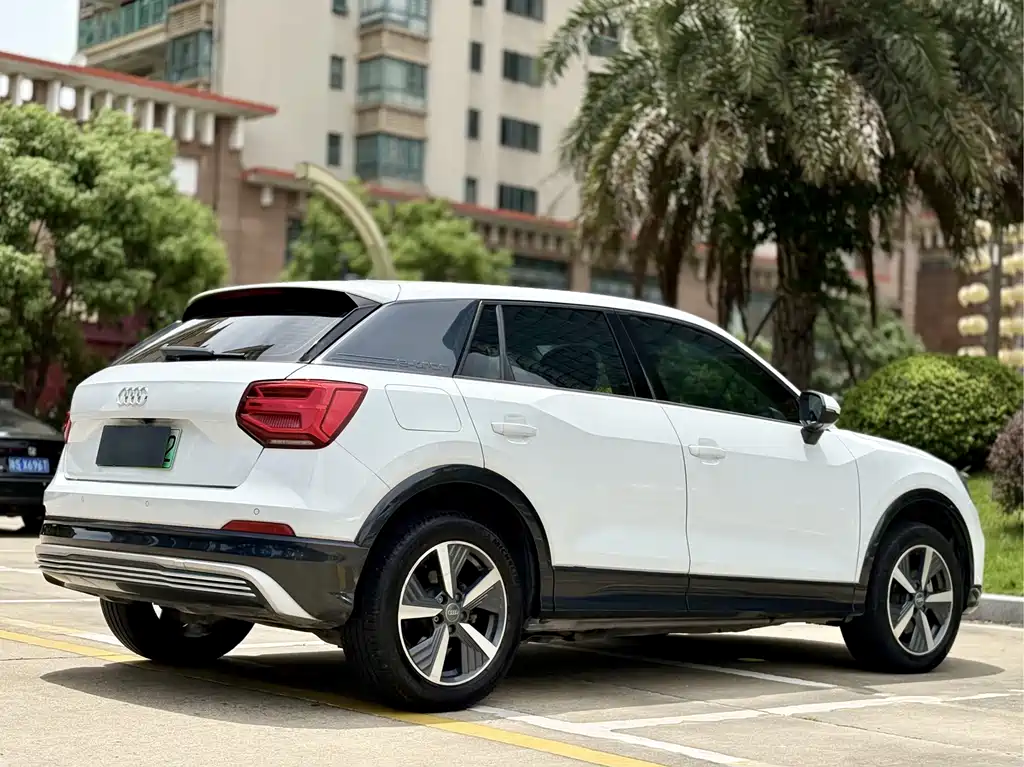 Audi Q2L E-Tron 2020 — фото 14