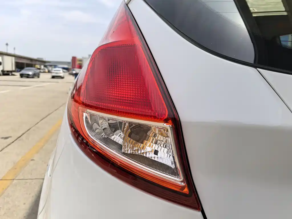 Ford Fiesta 2013 — фото 12