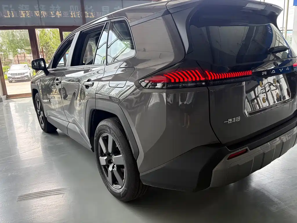 Toyota RAV4 — фото 5