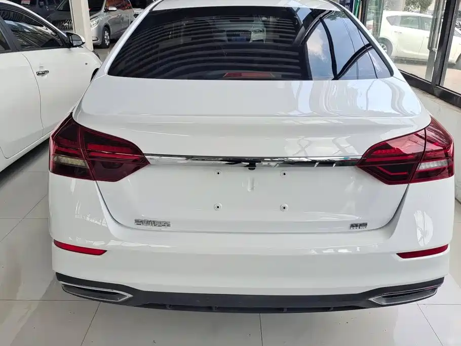 Geely Emgrand 2022