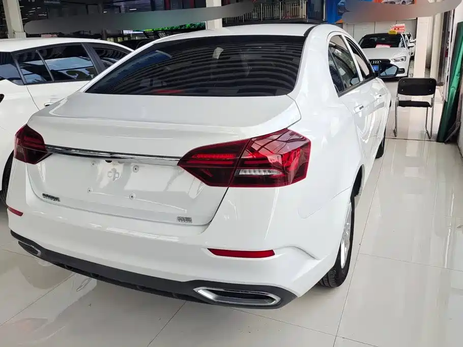 Geely Emgrand 2022