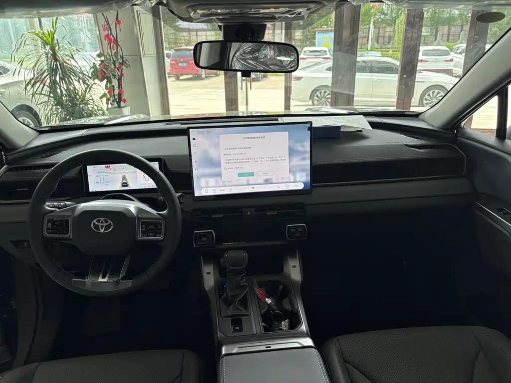 Toyota RAV4 — фото 17