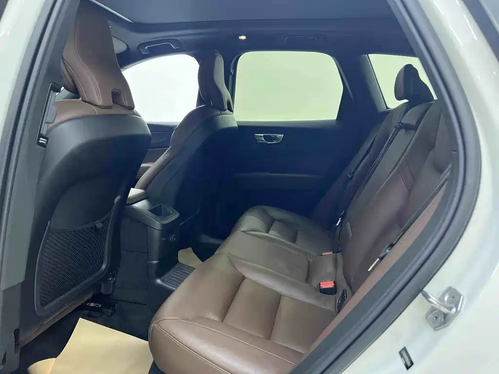 Volvo XC60 Plug-In Hybrid 2022 — фото 16