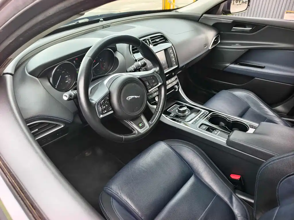 Jaguar XE 2017 — фото 16