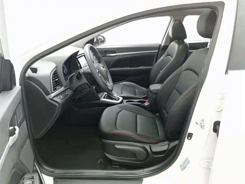 Hyundai Elantra 2018 — фото 10