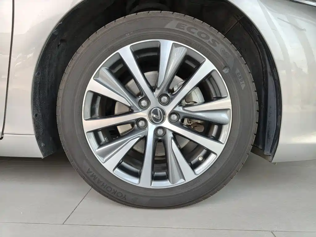Lexus ES 2020 — фото 16