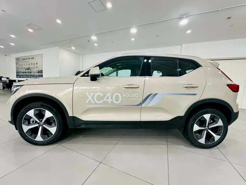 Volvo XC40 2024 — фото 3