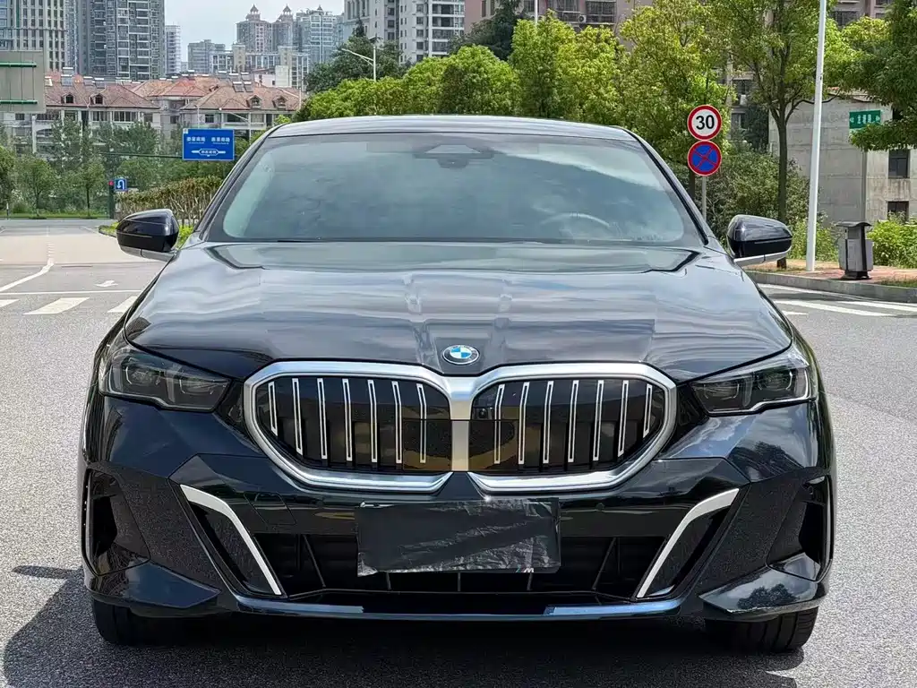 BMW 5 Series 2025 — фото 2
