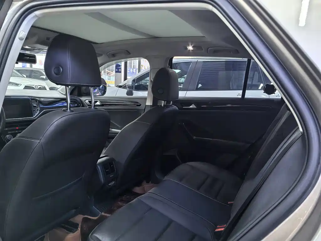 Volkswagen T-Roc 2022 — фото 9
