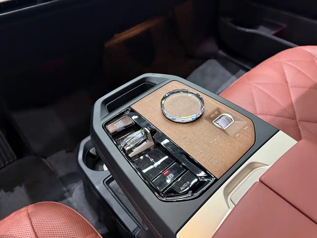 BMW iX M60 2024 — фото 15