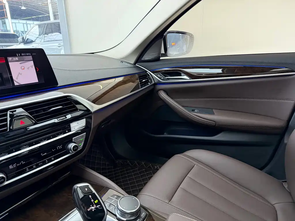 BMW 5 Series 2019 — фото 17