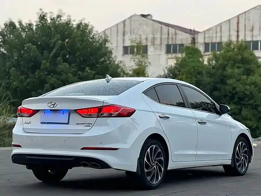 Hyundai Elantra 2020 — фото 4