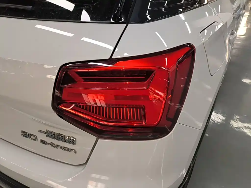 Audi Q2L E-Tron 2021 — фото 8