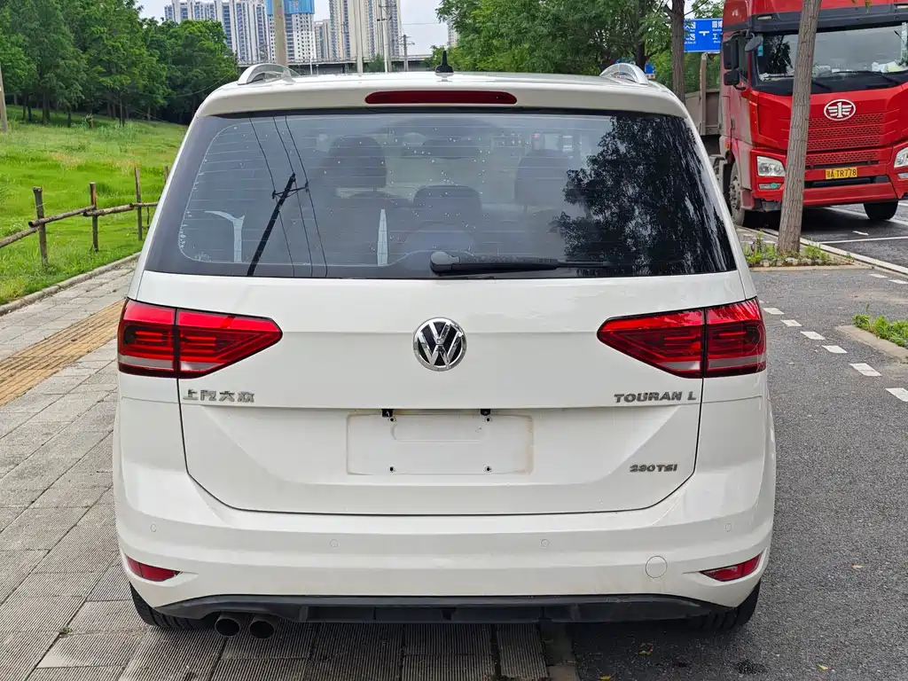 Volkswagen Touran 2017 — фото 8