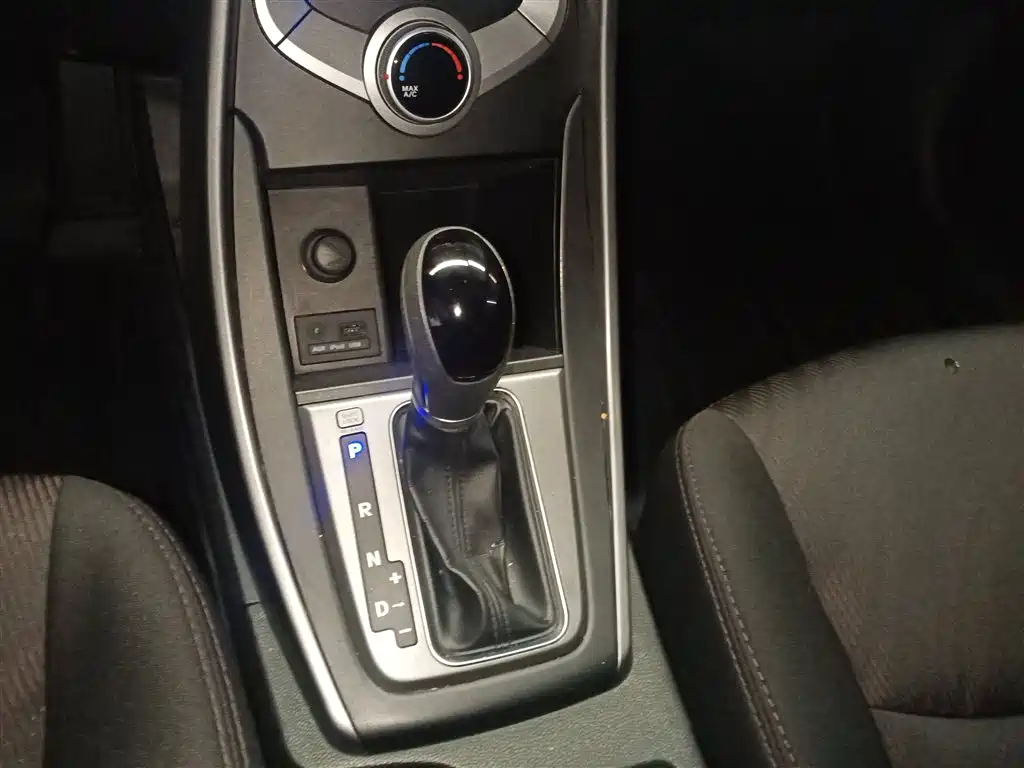 Hyundai Elantra Langdong 2015 — фото 14