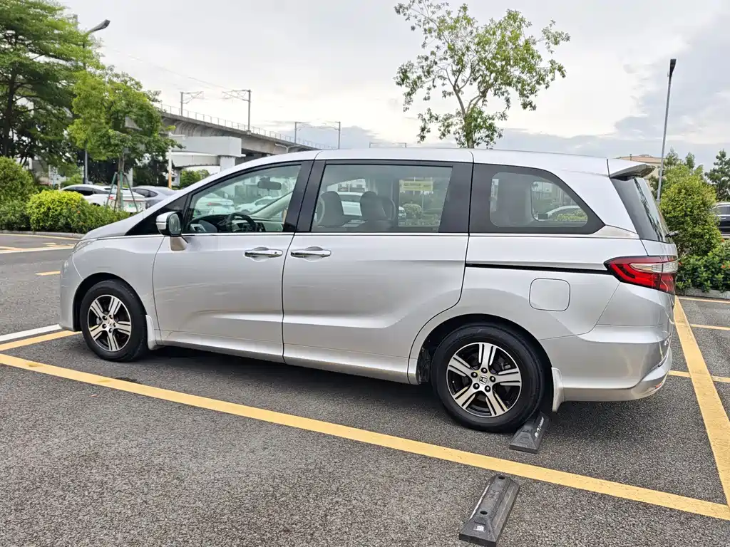 Honda Odyssey 2015 — фото 26