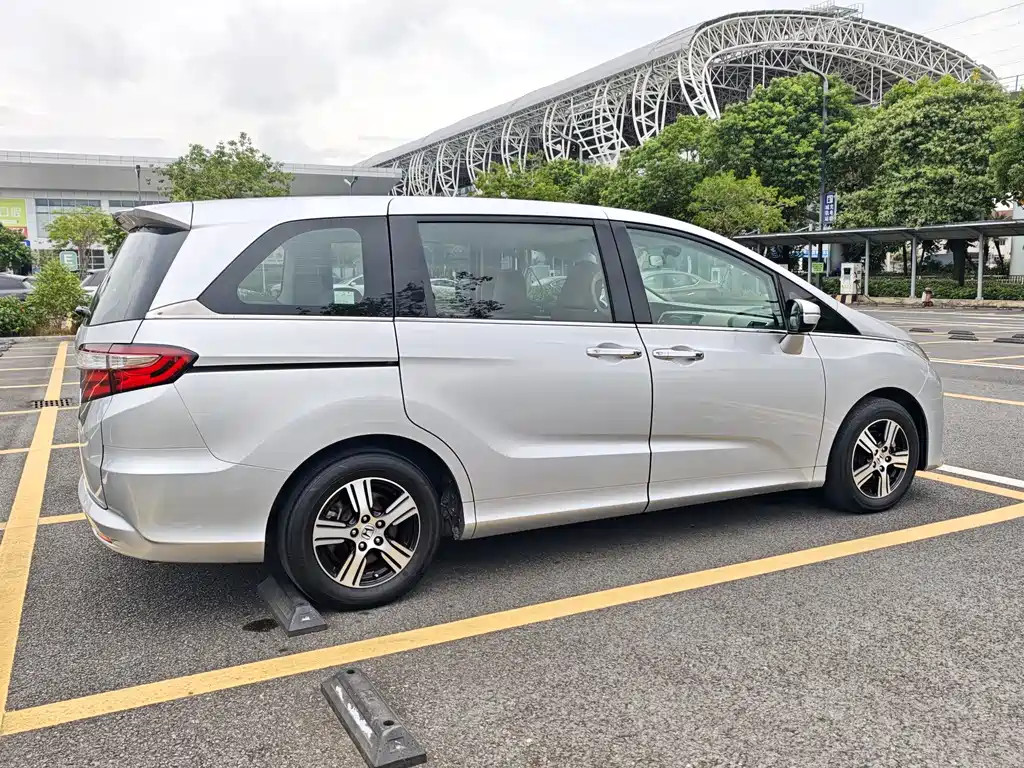 Honda Odyssey 2015 — фото 31
