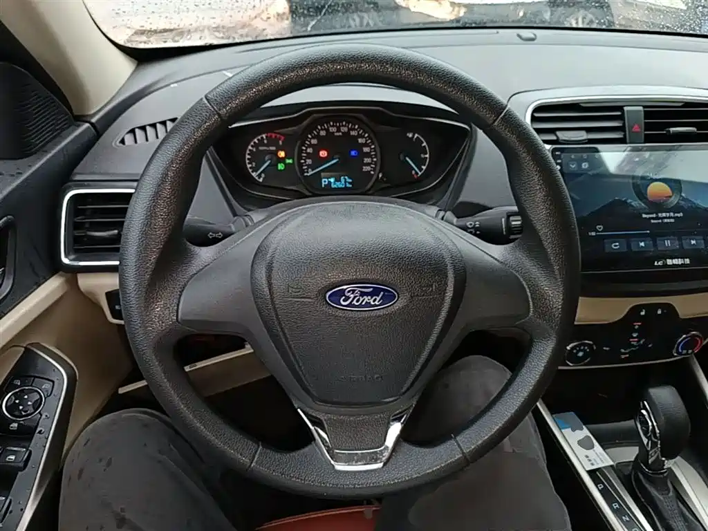 Ford Escort 2017 — фото 11
