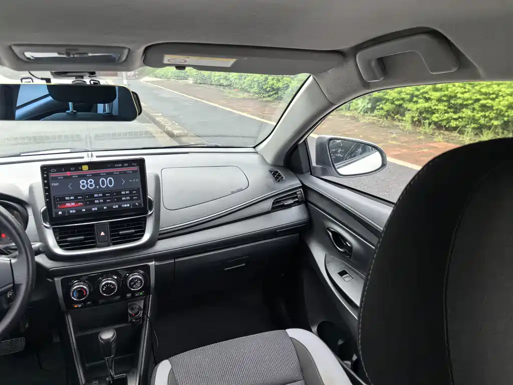 Toyota Yaris L 2020 — фото 10