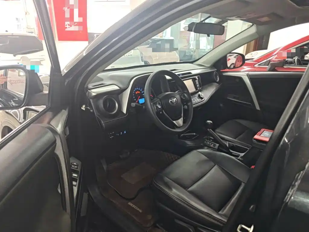 Toyota RAV4 2019 — фото 16