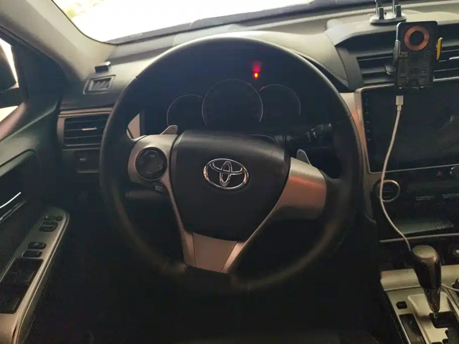 Toyota Camry 2014 — фото 15