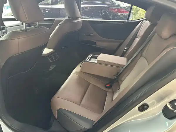 Lexus ES 2022