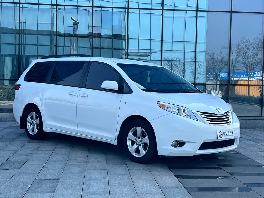 Toyota Sienna 2017 — фото 3