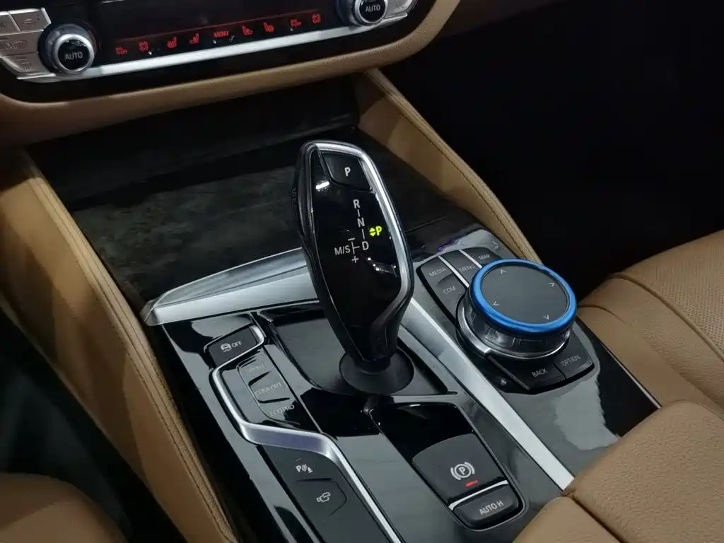 BMW 5 Series 2018 — фото 13