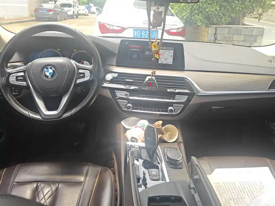 BMW 5 Series 2018 — фото 12