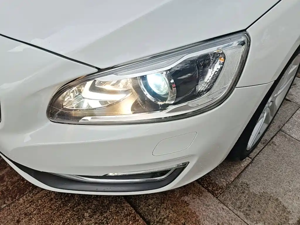 Volvo S60 2016 — фото 24