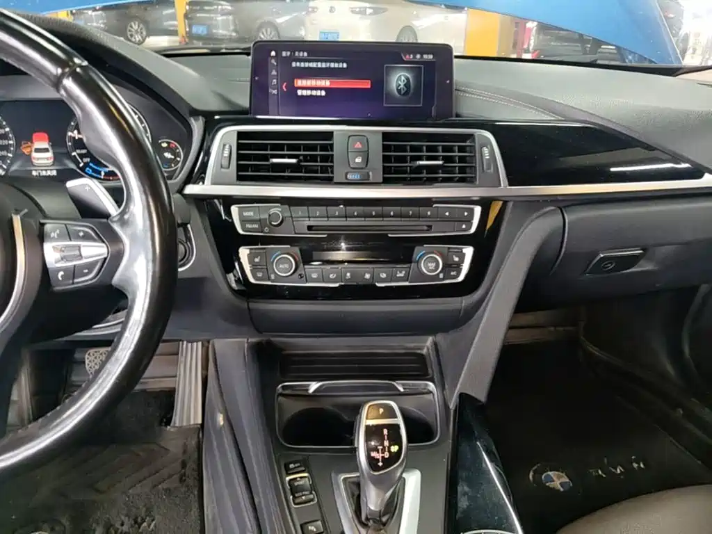 BMW 3 Series 2018 — фото 13