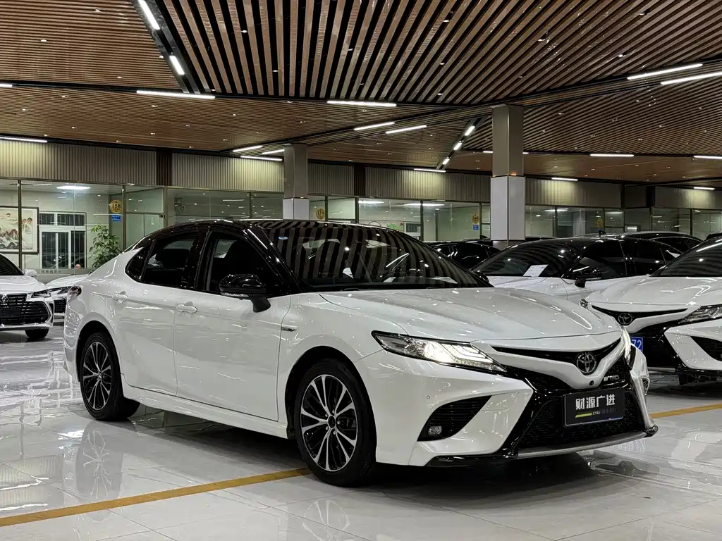 Toyota Camry 2018 — фото 3