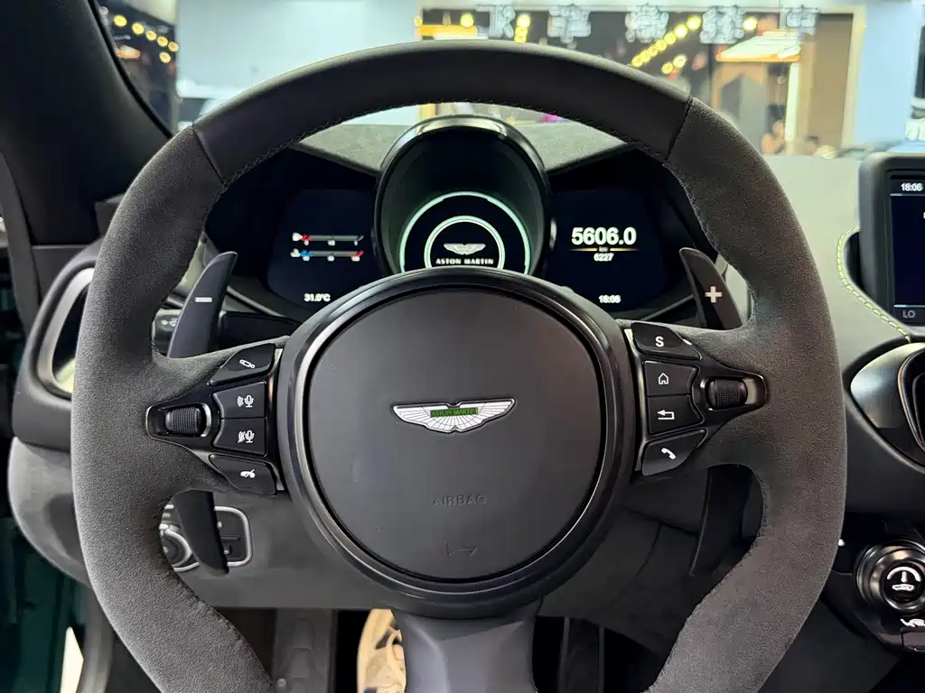 Aston Martin V8 Vantage 2023 — фото 11
