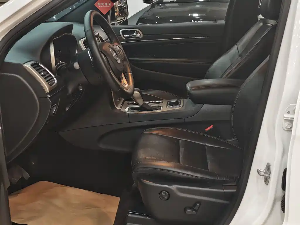Jeep Grand Cherokee 2017 — фото 14