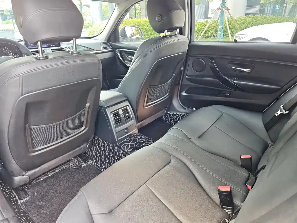 BMW 3 Series 2018 — фото 12