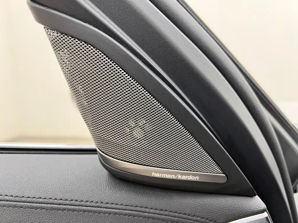 BMW 5 Series 2019 — фото 16