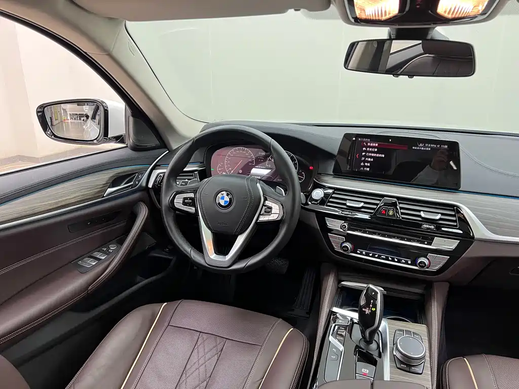 BMW 5 Series 2019 — фото 23