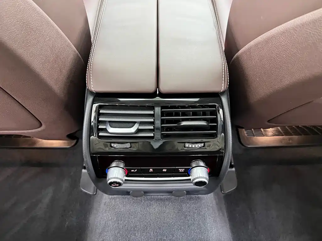 BMW 5 Series 2019 — фото 21