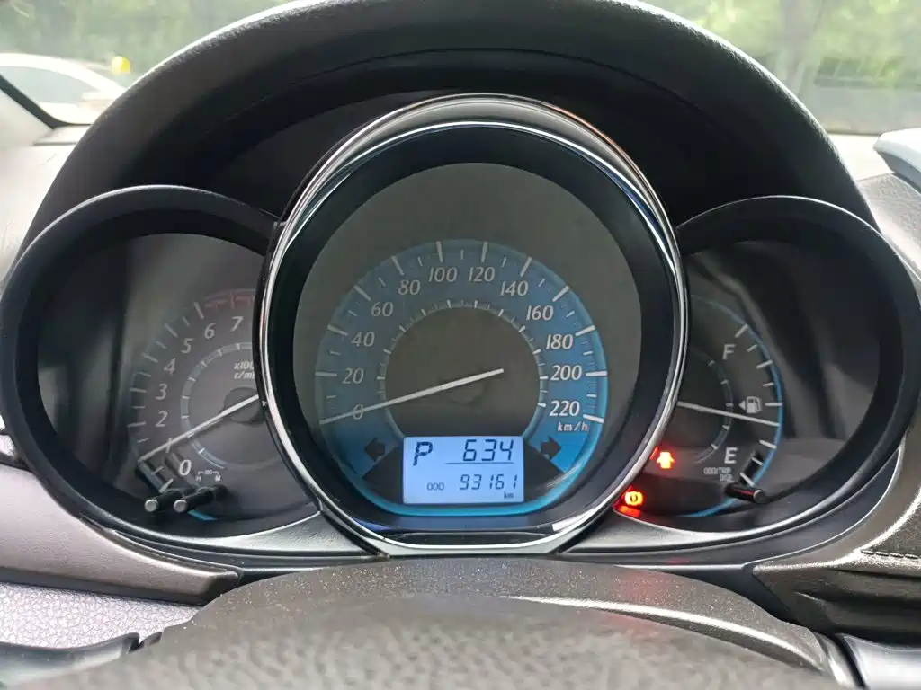 Toyota Yaris L 2015 — фото 8